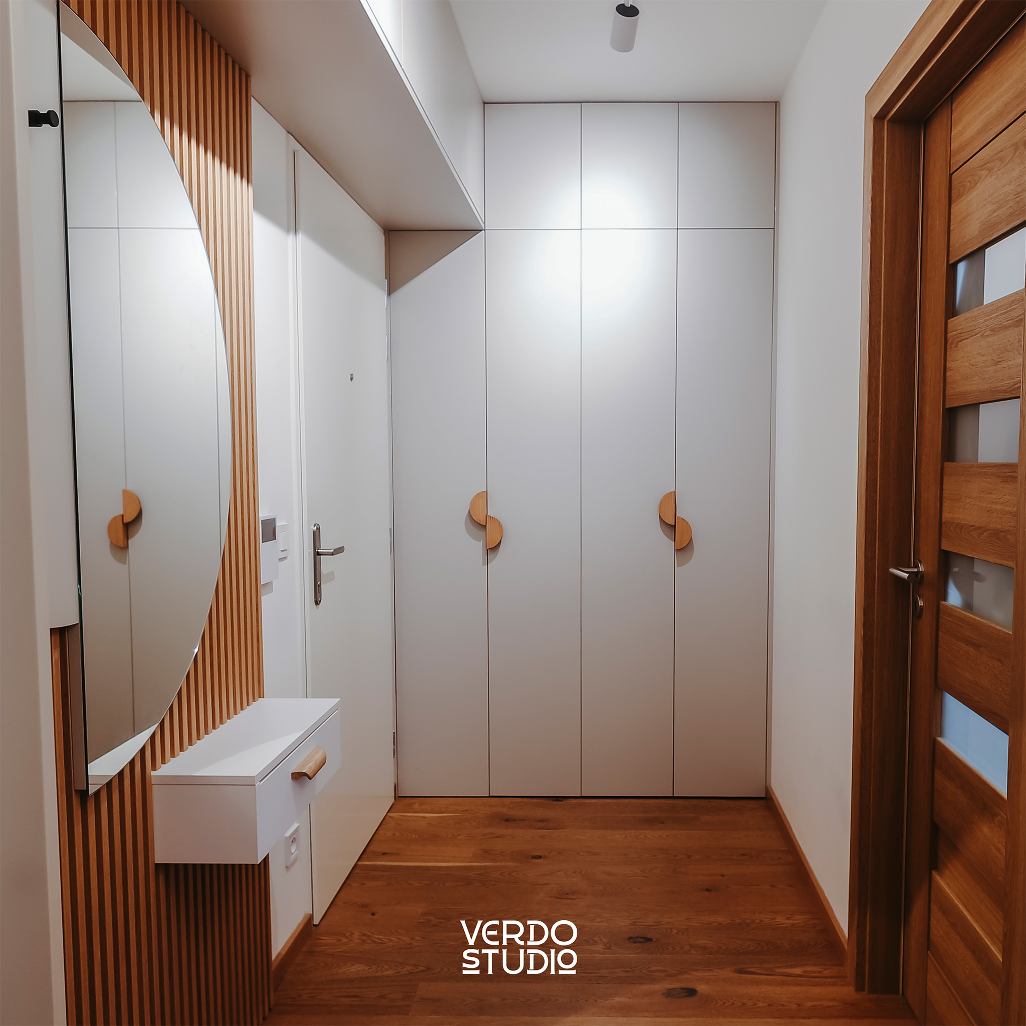 Chodba pri vstupe do bytu vytvára prvý dojem o vašom domove. 🏡

Preto by mala byť nielen praktická, ale aj estetická – dostatok úložného priestoru, elegantné doplnky a kvalitné materiály vytvoria štýlový a útulný úvod do vášho bytu. 🌟

Relizácia: Verdo Studio
Dizajn: nineDesign.sk