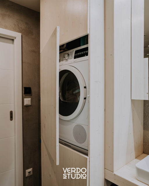 Dokonalá harmónia štýlu a funkčnosti - skrytá práčka za elegantným dreveným panelom ušetrí priestor a zachová čistý vzhľad kúpeľne. 👌

www.verdostudio.sk