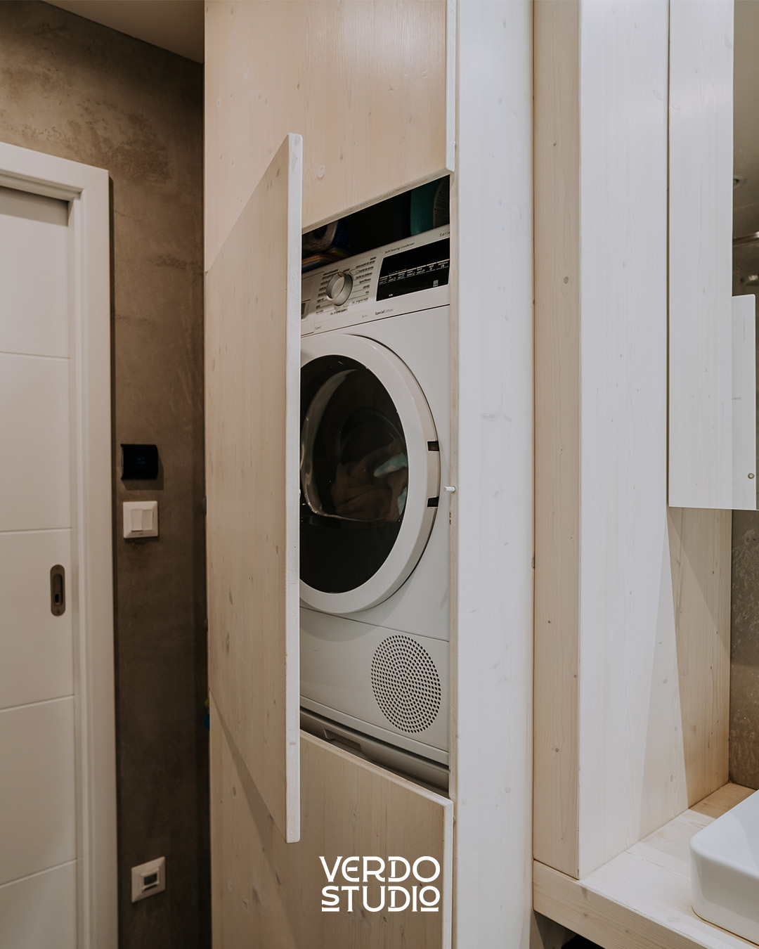 Dokonalá harmónia štýlu a funkčnosti - skrytá práčka za elegantným dreveným panelom ušetrí priestor a zachová čistý vzhľad kúpeľne. 👌

www.verdostudio.sk