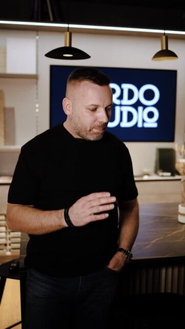 Kompletný interiér na mieru aj v investičnom byte? Áno. 🏡

Dobre navrhnutý interiér môže zvýšiť hodnotu nehnuteľnosti a pomôcť ti dosiahnuť vyšší výnos z prenájmu či predaja. 📈

Navštív náš showroom Verdo Studio na Južnej triede 74 v Košiciach a radi ti poradíme.
Máme skúsenosti s interiérmi vo viacerých investičných bytoch. 🛋️✨