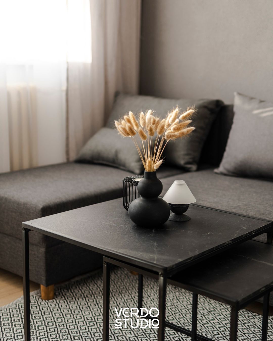 Umenie odpočívať. ☕📖

Obývačka nie je len o nábytku, ale o pocite, ktorý v nej máte. Ikonické kreslo či dizajnový konferenčný stolík dodajú priestoru charakter. V našom showroome vám pomôžeme vybrať kúsky, ktoré podčiarknu atmosféru vášho domova.

📍 Zastavte sa u nás na Južnej triede 74.
🌐 www.verdostudio.sk