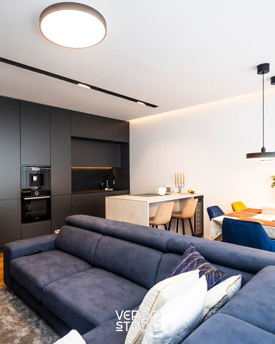 Harmónia v otvorenom priestore. 🤝🛋️

Keď kuchyňa plynule prechádza do obývačky, kľúčom je jednotný vizuálny jazyk. Vo Verdo Studio dbáme na to, aby materiály použité v kuchyni ladili s nábytkom v dennej časti. Výsledkom je čistý, nerušený priestor, ktorý dýcha pokojom.

Príďte si po svoj návrh na mieru:
📍 Južná trieda 74, A1 (Košice)
🌐 www.verdostudio.sk