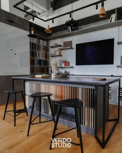 Kde sa sny o bývaní menia na skutočnosť. ✨🛋️

Navštívte nás v našom showroome na Južnej triede 74 v Košiciach. Je to priestor plný inšpirácie, kde si môžete v pokoji pozrieť naše realizácie, vyskúšať funkčnosť kovaní a načerpať nápady pre váš projekt.

Sme tu, aby sme vám pomohli s každým krokom – od prvej skice až po finálnu montáž.
📍 Južná trieda 74, Košice (Areál A1)
🌐 www.verdostudio.sk