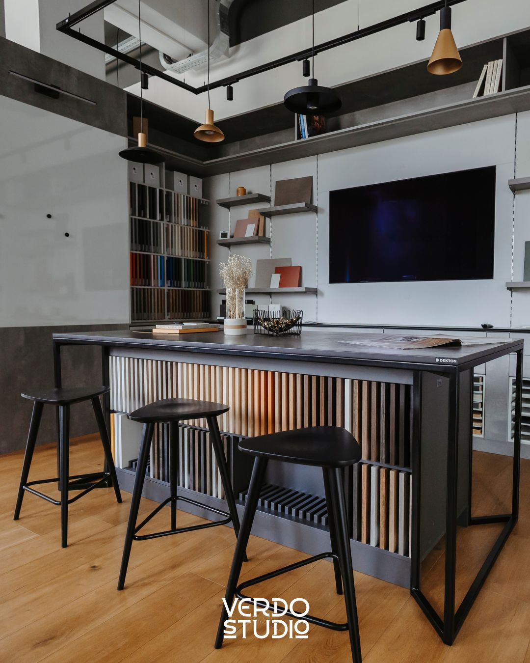 Kde sa sny o bývaní menia na skutočnosť. ✨🛋️

Navštívte nás v našom showroome na Južnej triede 74 v Košiciach. Je to priestor plný inšpirácie, kde si môžete v pokoji pozrieť naše realizácie, vyskúšať funkčnosť kovaní a načerpať nápady pre váš projekt.

Sme tu, aby sme vám pomohli s každým krokom – od prvej skice až po finálnu montáž.
📍 Južná trieda 74, Košice (Areál A1)
🌐 www.verdostudio.sk