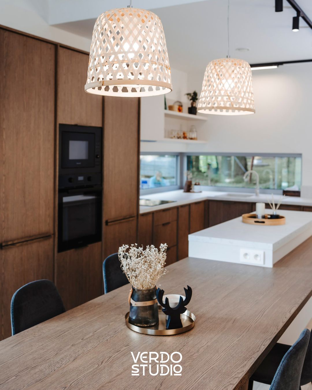 Skutočný luxus sa skrýva vo vnútri. 🥐🍯

Kuchyňa od Verdo Studio nie je len pekná zvonku. Zameriavame sa na inteligentné vnútorné systémy, rohové riešenia a organizéry, ktoré vám uľahčia každodenný život. Poriadok, ktorý má systém.

Príďte si vyskúšať naše riešenia do showroomu:
📍 Južná trieda 74, Košice
🌐 www.verdostudio.sk