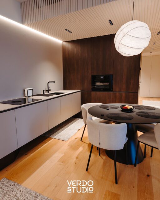 Krása v jednoduchosti. ✨

Bezúchytkové otváranie a čisté línie dodávajú kuchyni nadčasový vzhľad. Vďaka našej vlastnej stolárskej výrobe vieme zabezpečiť milimetrovú presnosť, ktorú si takýto minimalistický dizajn vyžaduje. 🪚📏

Zastavte sa u nás a dotknite sa kvality:
📍 Južná trieda 74, A1 (Košice)