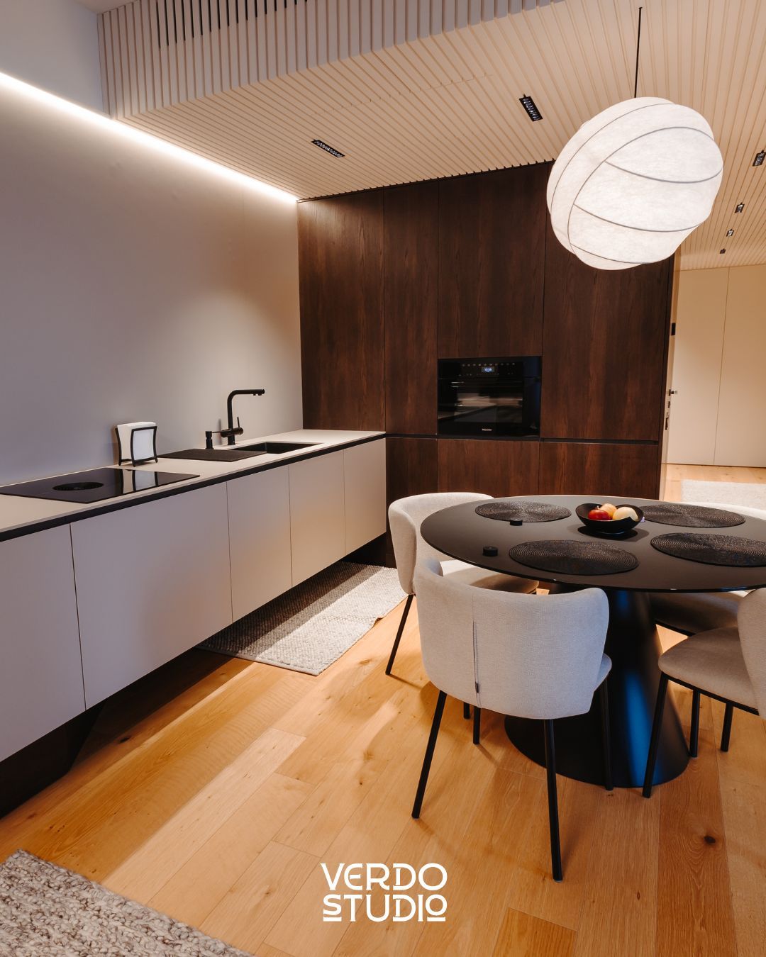 Krása v jednoduchosti. ✨

Bezúchytkové otváranie a čisté línie dodávajú kuchyni nadčasový vzhľad. Vďaka našej vlastnej stolárskej výrobe vieme zabezpečiť milimetrovú presnosť, ktorú si takýto minimalistický dizajn vyžaduje. 🪚📏

Zastavte sa u nás a dotknite sa kvality:
📍 Južná trieda 74, A1 (Košice)