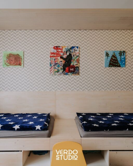 Izba, ktorá rastie s vašimi deťmi. 🧒🎒
Na Deň detí sa pozrieme na to, ako navrhnúť detskú izbu, z ktorej školák nevyrastie za tri roky. Tajomstvo je v neutrálnom základe od stolára a hravých doplnkoch.
Keď vsadíte na kvalitný nábytok na mieru v nadčasových tónoch, izba bude aktuálna od škôlky až po strednú školu. Stačí vymeniť hračky za knihy, pridať iné textílie a priestor dostane úplne nový dych bez toho, aby ste museli znova prerábať celú izbu. Myslíme na budúcnosť a funkčnosť v každom milimetri.
Plánujete pre svoje ratolesti nové kráľovstvo, ktoré prežije všetky ich dobrodružstvá?
Navštívte náš showroom na Južnej triede 74 v Košiciach, ak chcete aj vy nový interiér na mieru. Radi s vami prejdeme všetky možnosti a materiály pri dobrej káve. ✨☕
🌐 www.verdostudio.sk
#verdostudio #medzinarodnydendet #detskaizba #nabytoknamieru #interierkosice #stolarstvo #realsizacia #kosice #byvanie