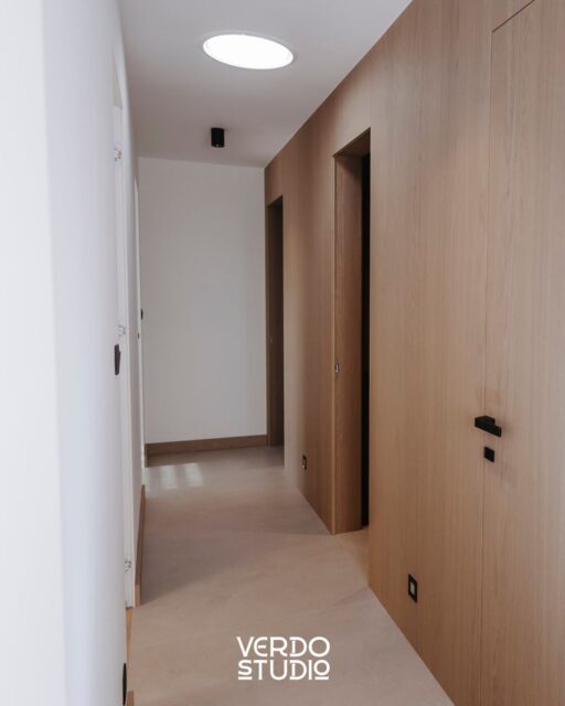 Dokonalé úložné priestory sú tie, ktoré nevidíte. Pri tejto realizácii bolo našou úlohou precízne vyrobiť predsieňovú zostavu podľa projektu externého dizajnéra tak, aby vizuálne dokonale splynula s architektúrou bytu.

Skrine na mieru z našej stolárskej dielne siahajú od podlahy až po strop a ponúkajú maximum miesta. Vďaka bezúchytkovému otváraniu a milimetrovej presnosti pri montáži pôsobí celý vstupný priestor vzdušne, usporiadane a neprepchato. My vo Verdo Studio sme sa postarali o to, aby bol tento skrytý systém nielen krásny, ale predovšetkým remeselne bezchybný.

Chcete vyťažiť z vášho priestoru maximum bez toho, aby pôsobil rušivo?

Navštívte náš showroom na Južnej triede 74 v Košiciach, ak chcete aj vy nový interiér na mieru. Či už prídete s hotovým projektom od architekta alebo vlastným nápadom, v naša vlastná výroba sa postará o dokonalý výsledok. 📐🏠☕

🌐 www.verdostudio.sk