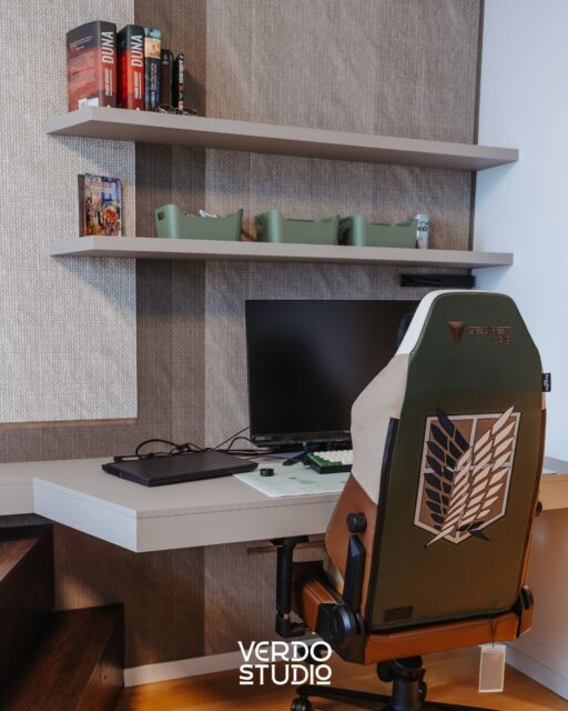 Efektívny home office si vyžaduje viac než len stôl a stoličku. Pri tomto projekte sme v našej stolárskej dielni realizovali elegantné pracovné miesto podľa návrhu externého dizajnéra tak, aby vizuálne nerušilo estetiku obývacej izby.

Naši stolári vyrobili celú zostavu s milimetrovou presnosťou – všetky káble, tlačiareň aj dokumenty sme schovali do integrovaných výsuvov na mieru. Zabezpečili sme tak, aby sa odvážna myšlienka dizajnéra premenila na dokonale čistú pracovnú plochu pre čistú myseľ bez jediného remeselného kompromisu.

Potrebujete doma vytvoriť funkčné pracovné miesto, ktoré zapadne do vášho štýlu?

Navštívte náš showroom na Južnej triede 74 v Košiciach, ak chcete aj vy nový interiér na mieru. Či už prídete s vlastními výkresmi od architekta alebo hľadáte poctivú výrobu, premeníme akýkoľvek projekt na realitu. 🖥️📐☕

🌐 www.verdostudio.sk