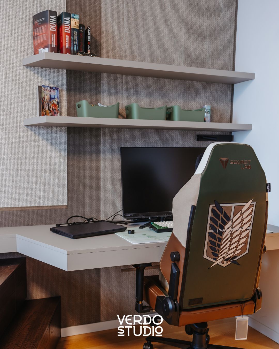 Efektívny home office si vyžaduje viac než len stôl a stoličku. Pri tomto projekte sme v našej stolárskej dielni realizovali elegantné pracovné miesto podľa návrhu externého dizajnéra tak, aby vizuálne nerušilo estetiku obývacej izby.

Naši stolári vyrobili celú zostavu s milimetrovou presnosťou – všetky káble, tlačiareň aj dokumenty sme schovali do integrovaných výsuvov na mieru. Zabezpečili sme tak, aby sa odvážna myšlienka dizajnéra premenila na dokonale čistú pracovnú plochu pre čistú myseľ bez jediného remeselného kompromisu.

Potrebujete doma vytvoriť funkčné pracovné miesto, ktoré zapadne do vášho štýlu?

Navštívte náš showroom na Južnej triede 74 v Košiciach, ak chcete aj vy nový interiér na mieru. Či už prídete s vlastními výkresmi od architekta alebo hľadáte poctivú výrobu, premeníme akýkoľvek projekt na realitu. 🖥️📐☕

🌐 www.verdostudio.sk